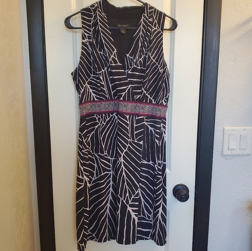 White House Black Market Dress - Sz M - Black and White with accent waist design